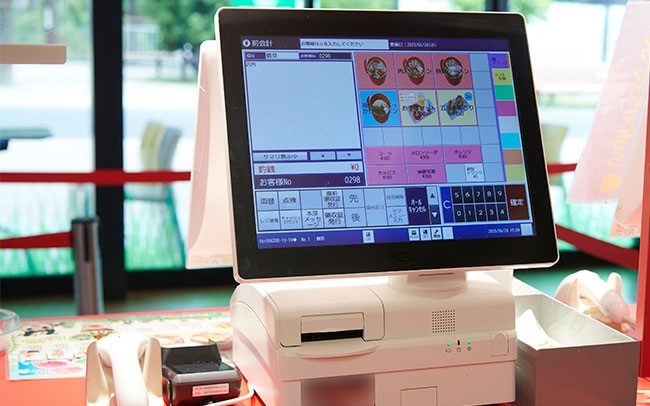 カウンタに設置されたPOSレジシステム（FoodFrontia for TWINPOS 9700Bi）