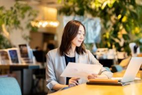 オフィスで働く女性